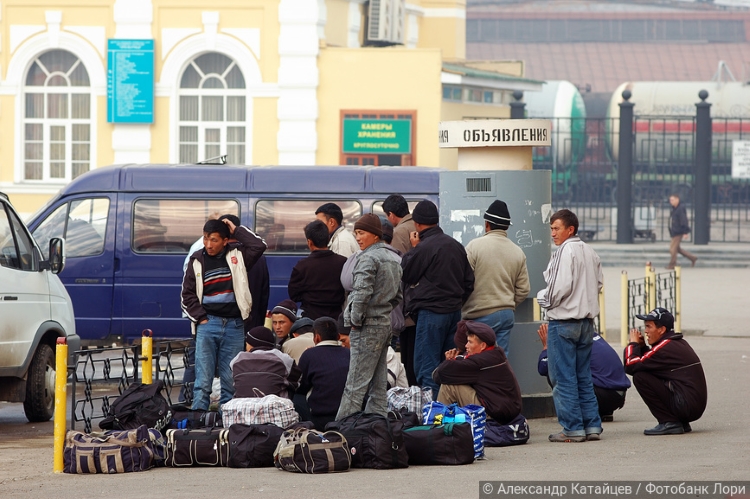 «Миграционный» эксперимент: новая схема оплаты, старые проблемы доставки «курьеров»
