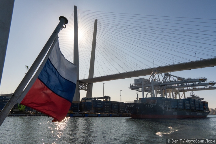 Флаг поднимут, а людей нет: приток судов под флаг РФ обернется борьбой за каждого капитана